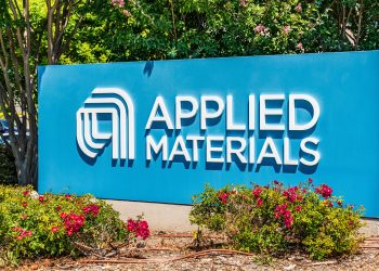 Applied Materials stock: AMAT forms risky pattern before earnings