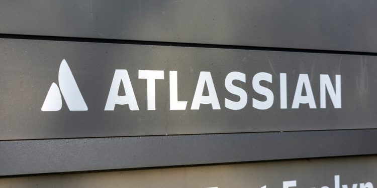 Atlassian stock crashes amid sustained insider sales: is it a buy?