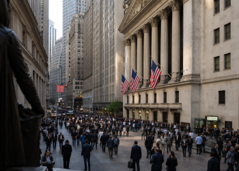 VOO ETF gains $51B, eyes $1 trillion as SPY and IVV lose billions