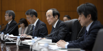 USD/JPY forecast: triangle forms ahead of FOMC, BoJ rate decisions