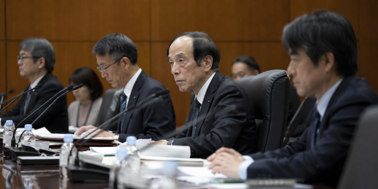 USD/JPY forecast: triangle forms ahead of FOMC, BoJ rate decisions