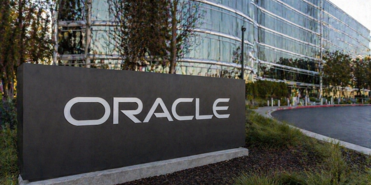 Oracle stock falls 3%: why this analyst still sees upside