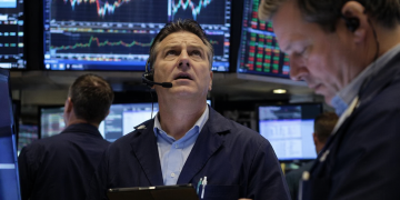 US equities hit peaks ahead of heavy earnings calendar