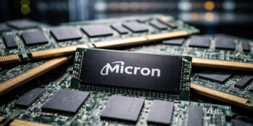 Micron stock crashes 22%: is this AI chip selloff a rare buying chance?