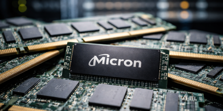 Micron stock crashes 22%: is this AI chip selloff a rare buying chance?