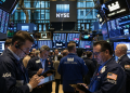AI trade is turning increasingly volatile: experts suggest ways to manage the risk