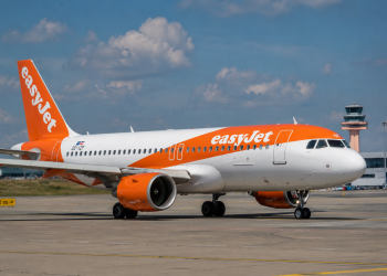 easyJet share price in focus as Apollo tables richer bid to outflank Castlelake