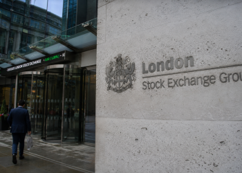 Here’s why BAE Systems, St. James Place, and IAG shares are rising as FTSE 100 stalls